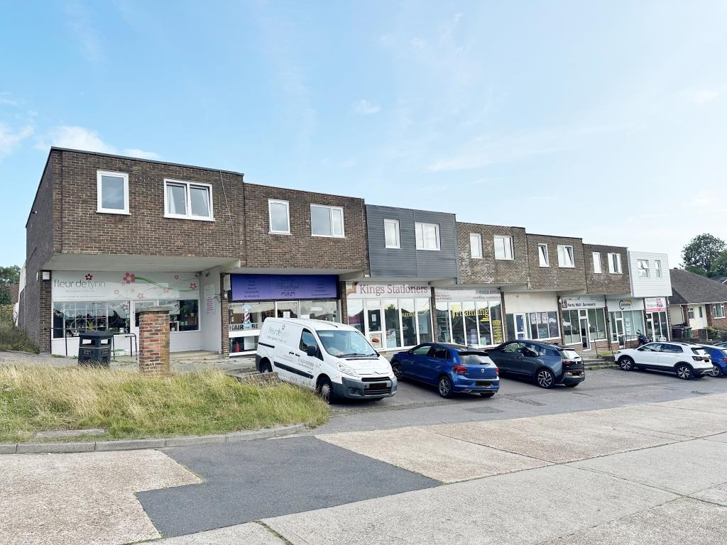 Lot: 157 - FREEHOLD COMMERCIAL INVESTMENTS WITH ADDITIONAL GROUND RENT INCOME - Parade of shops